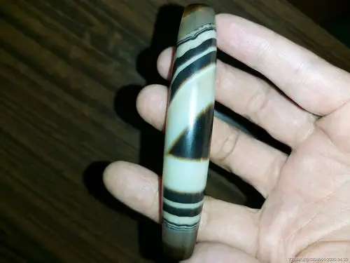 缠丝玛瑙天珠一枚