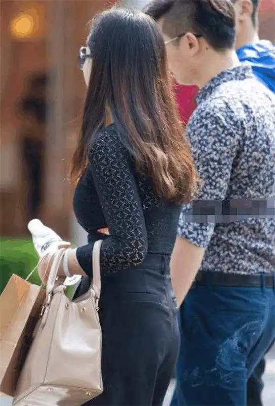 美女从侧面看很完美,前凸后翘,让人着迷.