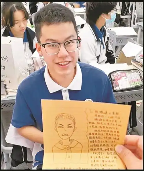 学生收到肖像简笔画礼物.