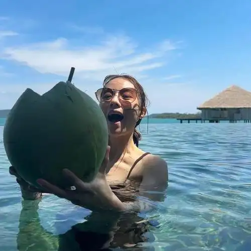 女星邓丽欣穿比基尼海岛游玩,令人惊艳的泳衣照,非常吸睛