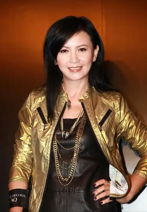 曾华倩这样的女人挺有魅力的,就算老了也带着韵味,高级还有气质