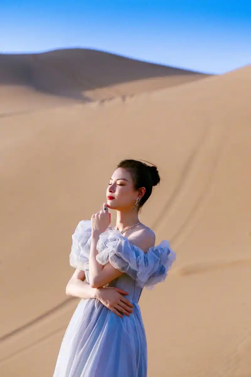 吴敏霞跨界玩时尚挺二胎孕肚拍沙漠大片穿一字肩裙真惊艳