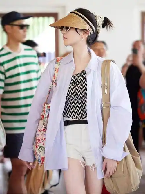 "江疏影"的度假穿搭造型真心"嫩",白衬衫 短裤,37岁元气满满