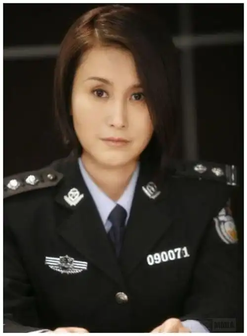 她是荧屏中最美警花,嫁大自己23岁导演,年纪轻轻就守寡单身至今