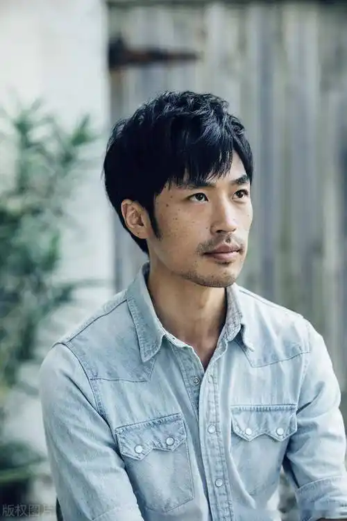 男人50岁后,如果头发稀疏的话,建议选这3种发型,帅气还显发量