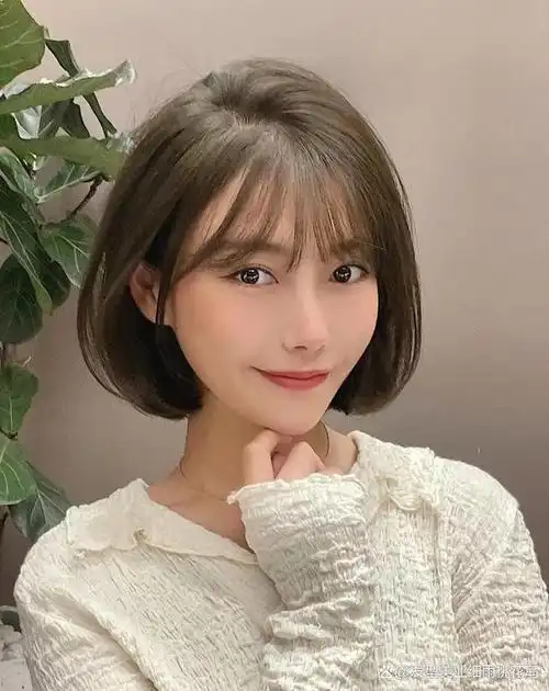 普通的短发简约大方,更适合脸大的女生.