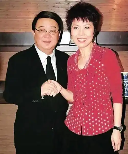 2007年,她在朋友的饭局上认识了女友willy.