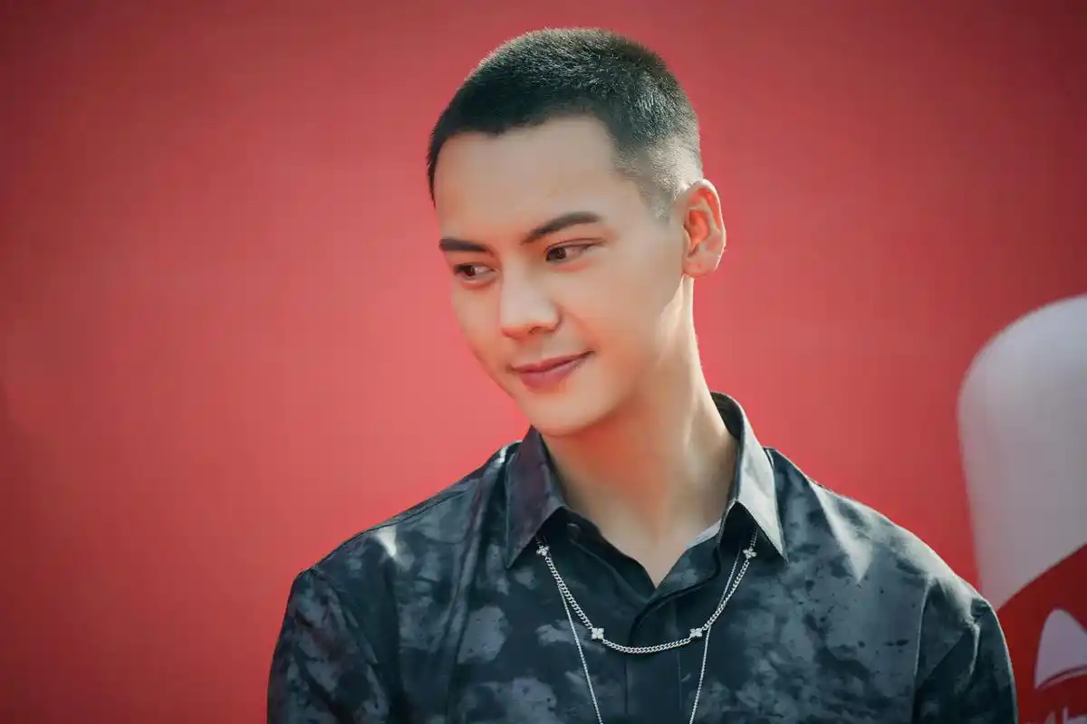 寸头才是男星颜值标准?张艺兴成翻版孙红雷,朱一龙撞脸光头强