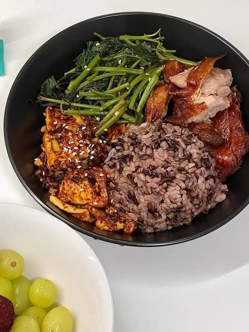 wws的油封鸭腿嘎嘎香! 一个人吃饭就是买 - 抖音