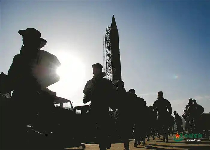 直击火箭军某旅发射营实战化演练:高车长剑 驰骋山林(2)_中国军情