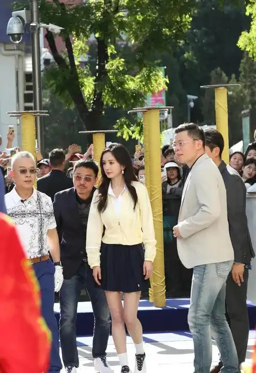 杨幂昨日活动饭拍生图邓超请100个人看杨幂新电影