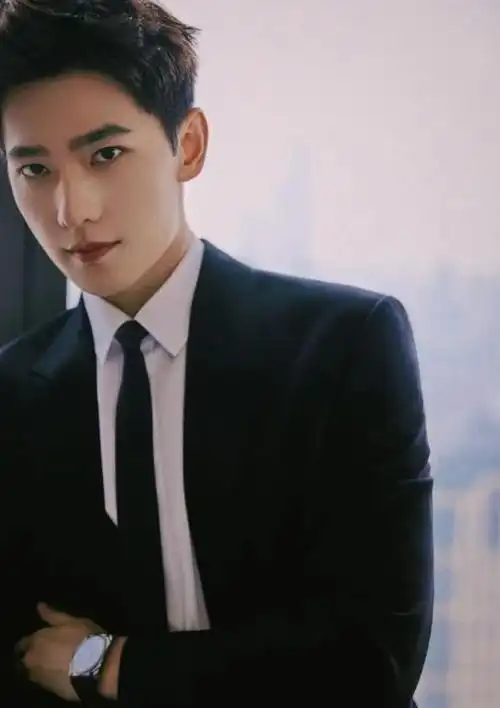 杨洋拄双拐现身医院走路踉跄这是受伤了