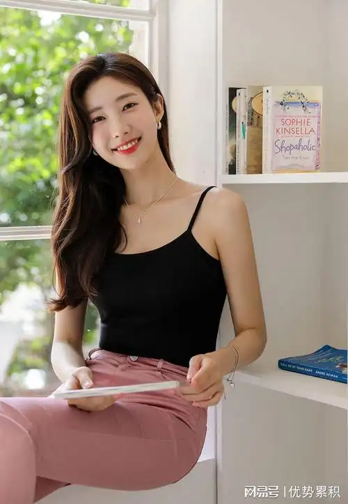 一款吊带背心,非常贴合身体曲线,凸显女人好身材!