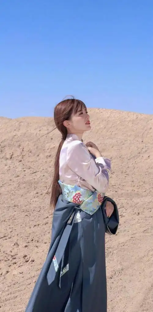 藏族歌手阿兰最新高清美图