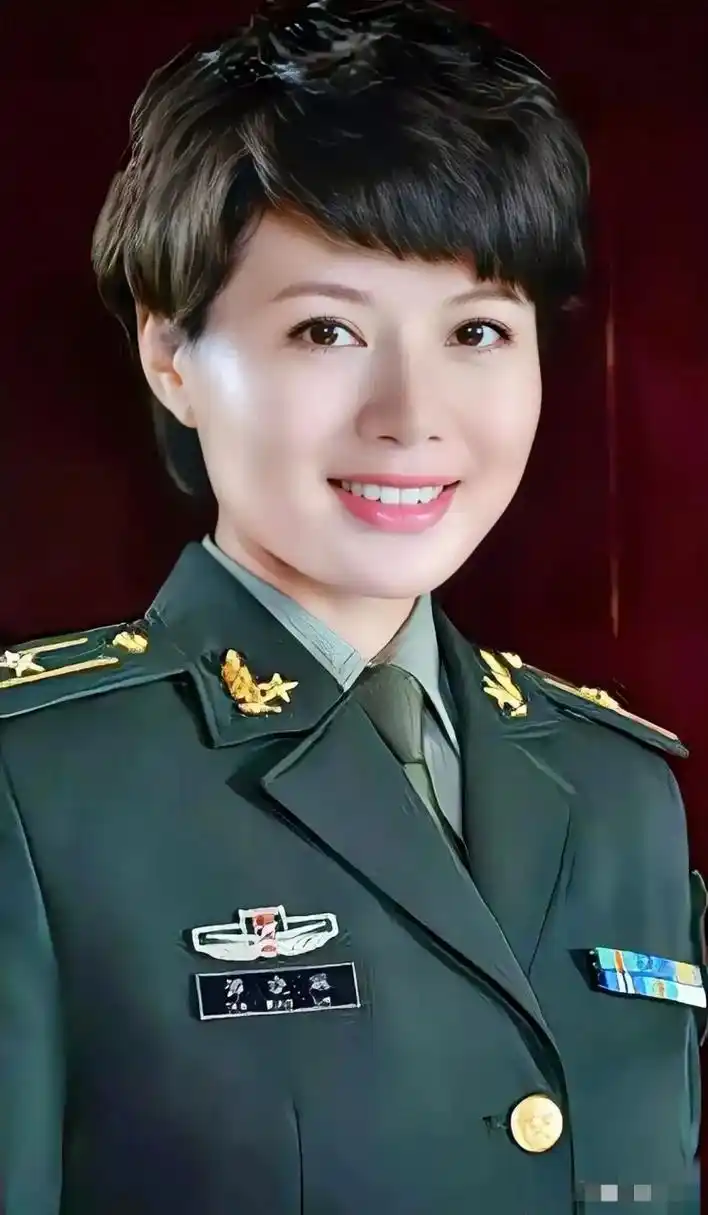 程愫,1976年7月27日出生于江西省南昌市,中国内地女演员,话剧演员.