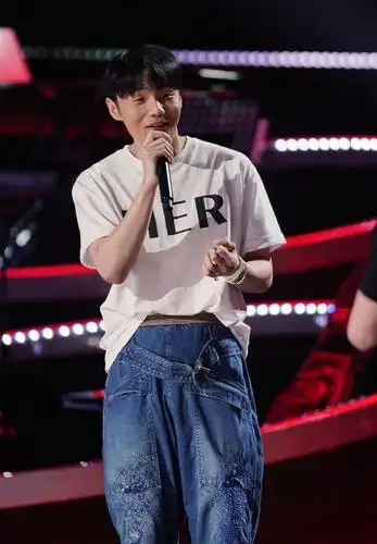 李荣浩虽然眼睛小,但穿衣服却挺大的,一身纯白的造型,显得真壮