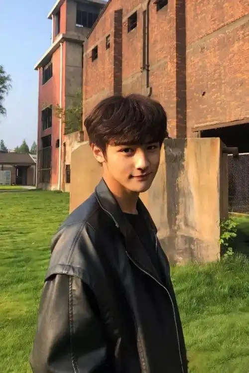 素颜帅哥大pk,颜值逆天不输小鲜肉,网友:有一个难道是刘昊然?