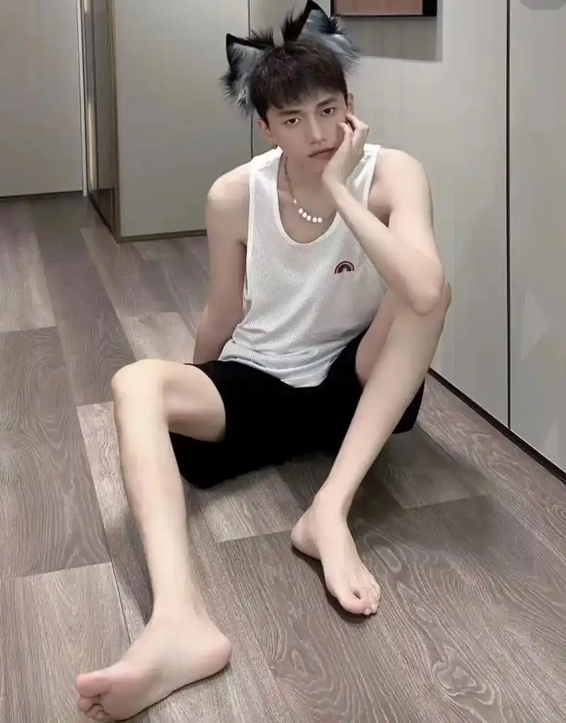阳光大男孩 #自由的小脚丫 #小脚丫 - 抖音