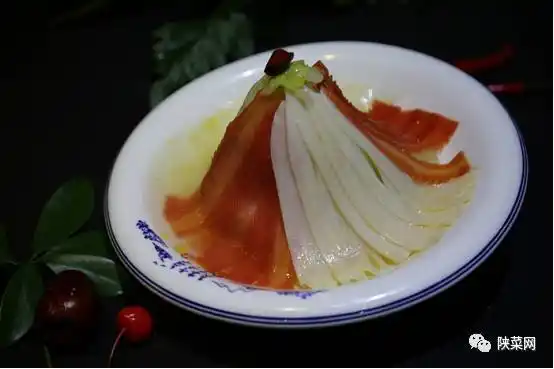 即:迎宾茶点4道,凉菜8道,热菜8道,面点6道,汤2道.