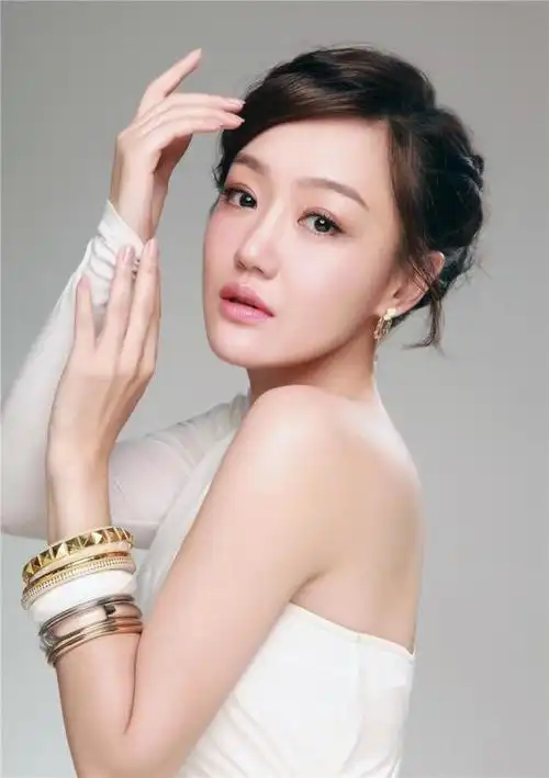 恭喜40岁胡歌当爸,老婆黄曦宁被扒出,网友着急喊话这个人