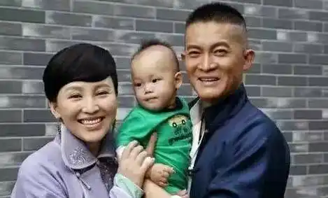 观众们就纳闷啦,不是岳丽娜,巨兴茂的老婆到底是谁?