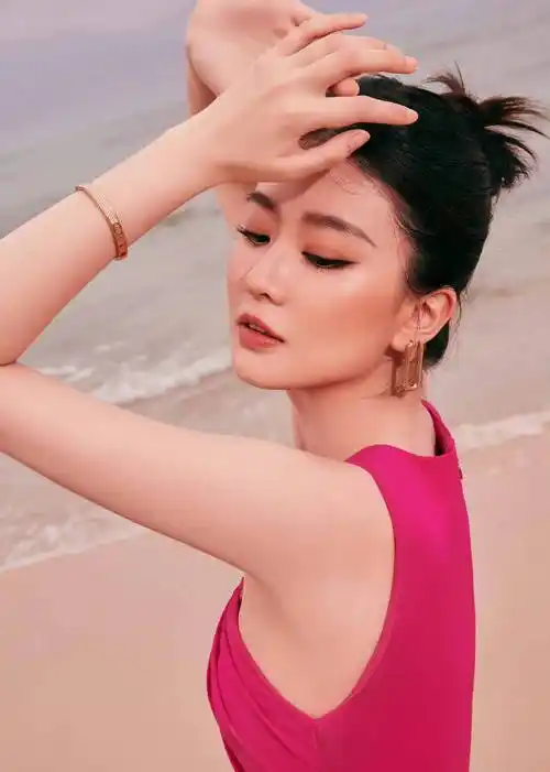 乔欣海边红裙写真 美艳大气 身姿婀娜曼妙 魅惑撩人_活动_裙摆_造型