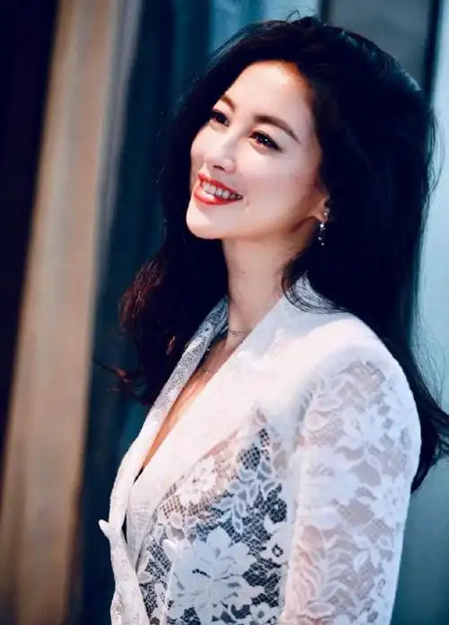 精英律师朱珠智慧美女律师的独立魅力引领女性勇敢追梦