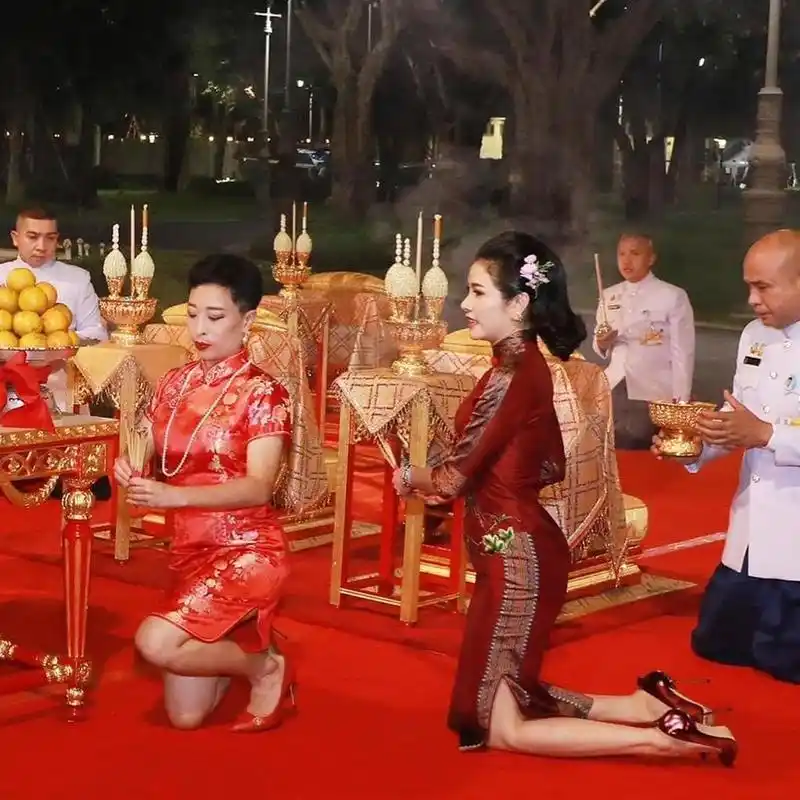 诗妮娜终于有高清旗袍美照了!光腿跪膝盖看着都疼,凹出曲线绝了