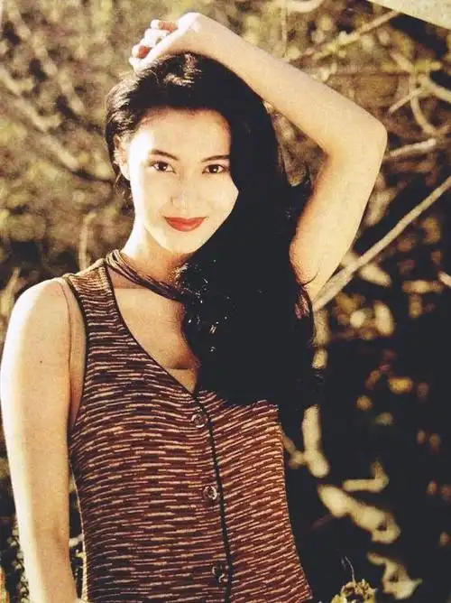 "狠心","绝情",倪震的亲姑姑 亦舒(香港有名的女作家)更是暗讽李嘉欣