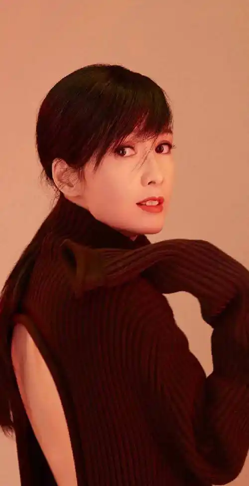 看到57岁的周慧敏,我悟了:穿衣温婉高级,发不烫不染,优雅老去_风格