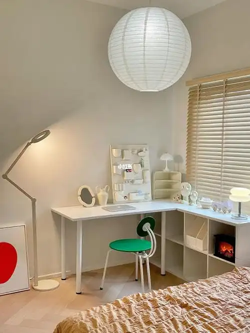 400布置的靠窗l型半包围书桌好有安全感啊