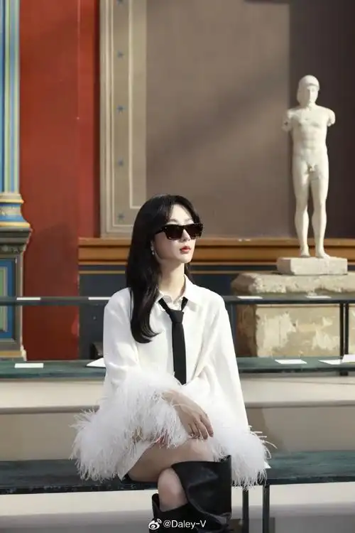 v-style##杨紫羽毛袖白衬衫造型