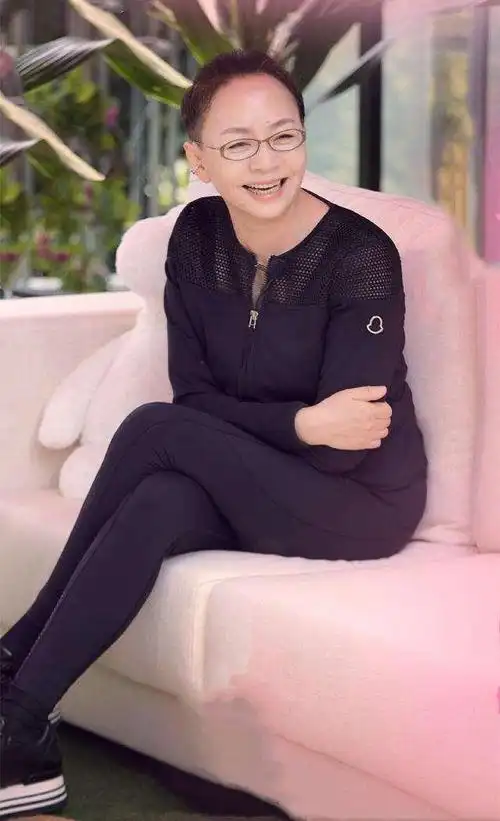 宋丹丹真是个潮奶奶,穿连帽卫衣扎小啾啾,明星老人就是很时髦!