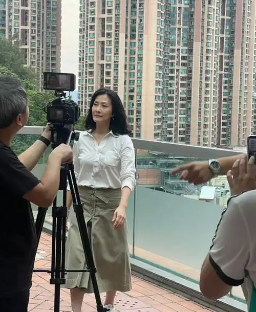 陈慧珊在街头拍戏被围观,典型的高级脸气质很出众,而且原生态!