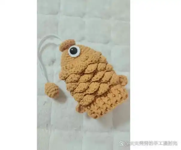 手工钩织:小鱼钥匙包