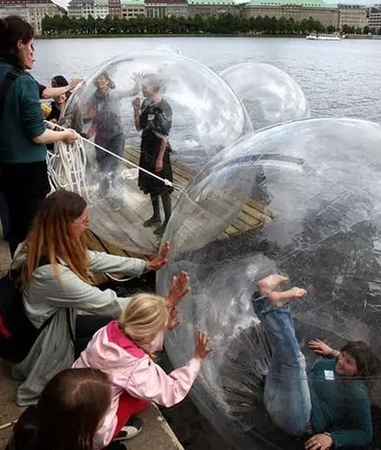 强逃海啸必备可水上行走的海啸球