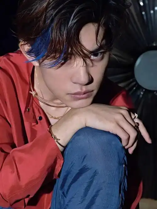 易烊千玺最新时尚芭莎开季封面壁纸