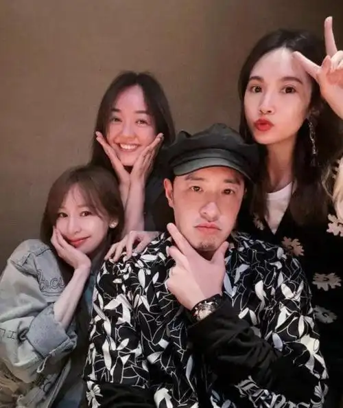 杨丞琳带老公回台湾贴脸搂肩庆39岁生日李荣浩与丈母娘罕同框