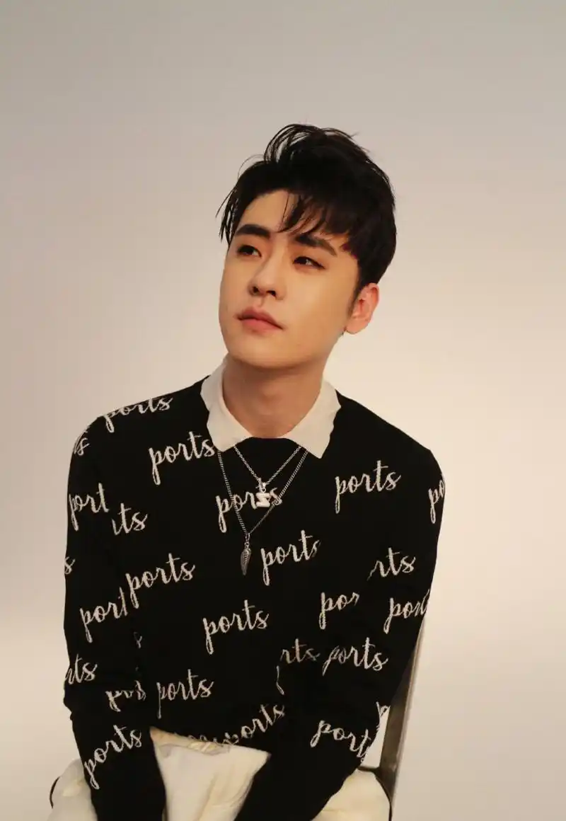 台上的二爷自信耀眼,台下的张云雷时尚帅气,一生所爱张云雷