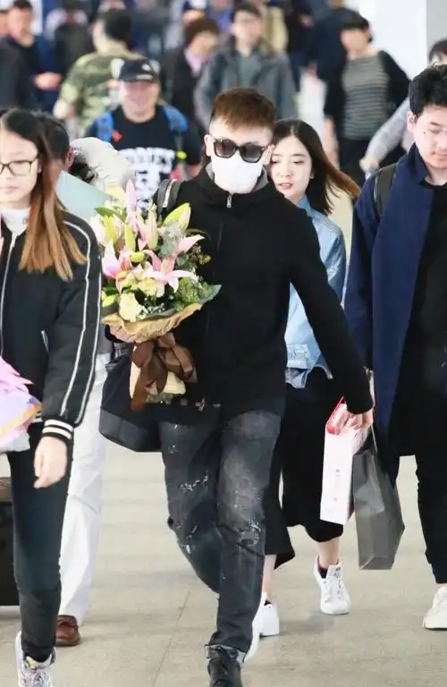 43岁苏有朋全副武装机场助理挡镜头 获粉丝送花一路热聊心情靓