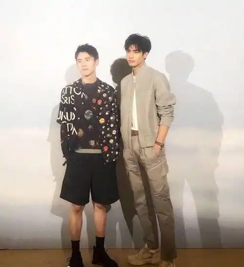 白鹿同框陈都灵被嘲?罗云熙输李现?他头只到张凌赫腰_来源_图片_微博