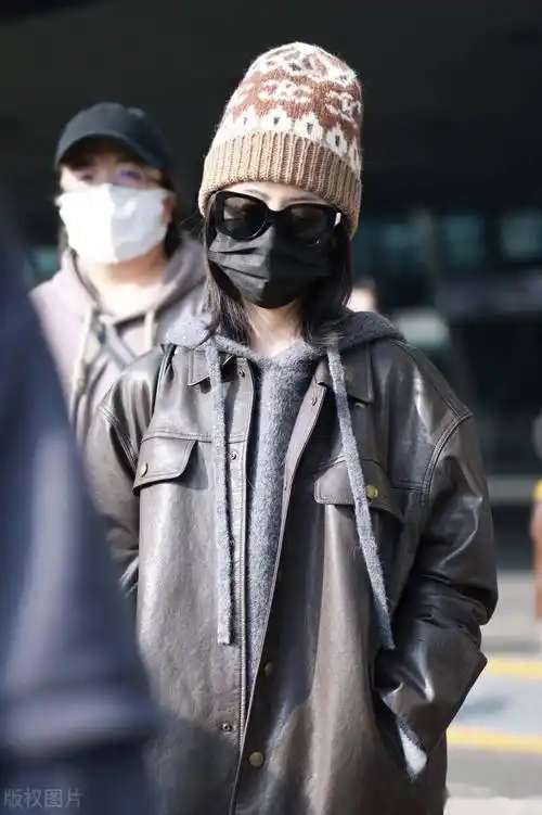 街拍:谭松韵深棕色衬衫夹克 棕色阔腿裤 针织帽温柔亲切_成都_到达