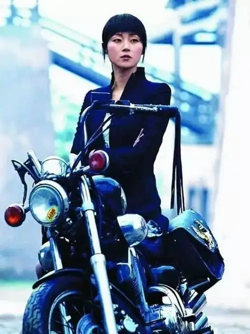 "马小玲"51岁也惊艳,身穿红裙蕾丝高调亮相,气质这块不服不行