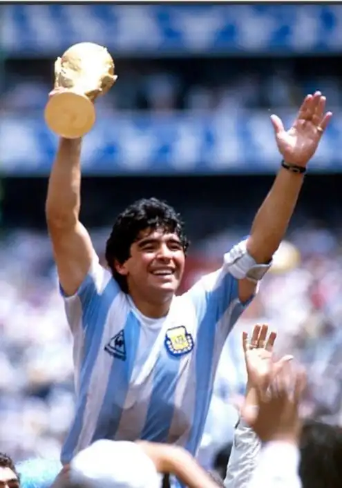 马拉多纳逝世一周年传奇永不落幕致敬永远的球王马拉多纳