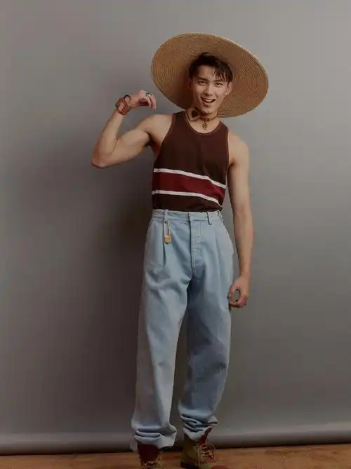 吴磊变身大侦探,t恤套背心青春感爆棚,双腿又长又直