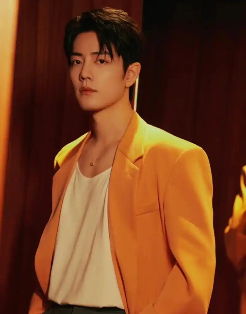 这么松弛,复古的肖战你见过吗.身穿橘色西装,温柔阳光,惬意自在!