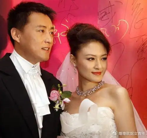 当天婚礼也是极为热闹,圈内好友葛优,冯远征,刘威,尤勇,任泉,于和伟等