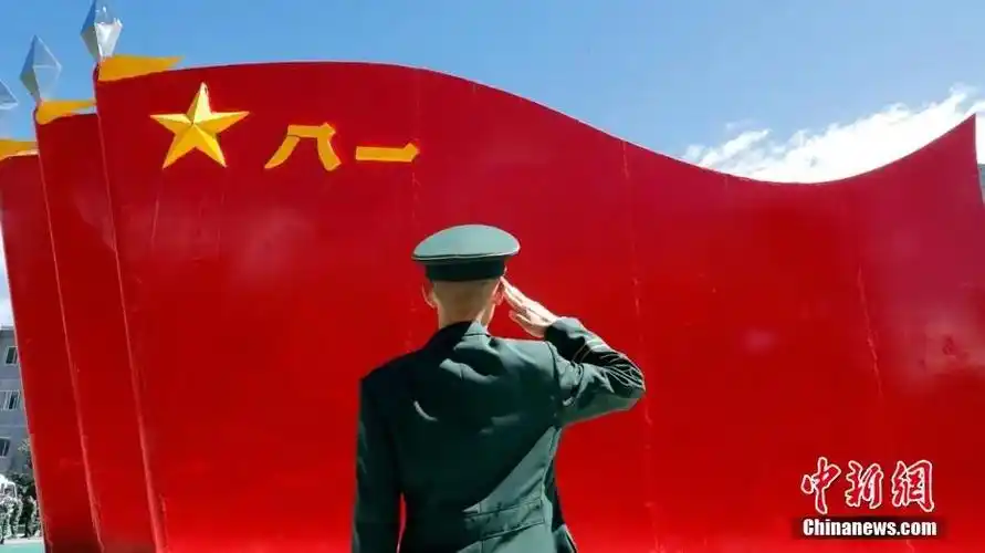 资料图:图为退伍老兵向军旗敬礼告别.张小刚 摄