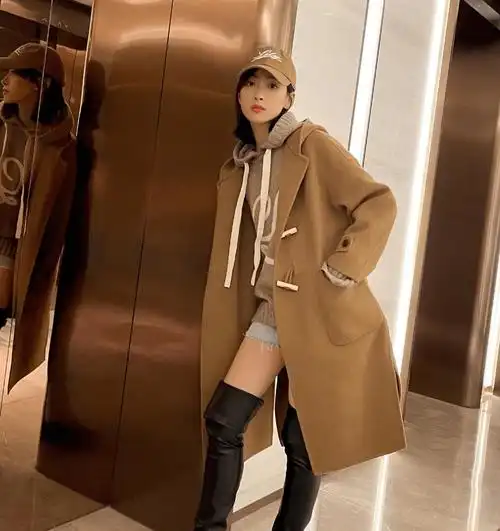 宋茜驼色大衣 黑色过膝长靴随拍,精简干练,满屏的大长腿可还行_何笑然