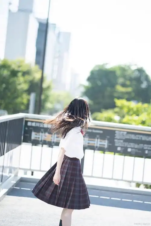 在炎炎夏日,身着轻便的jk制服(即日本女子高中生制服)成为许多时尚